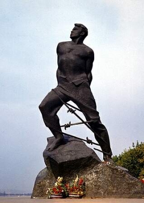 Памятник поэту-герою Мусе Джалилю