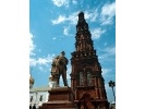 Памятник Шаляпину на фоне колокольни Богоявления
